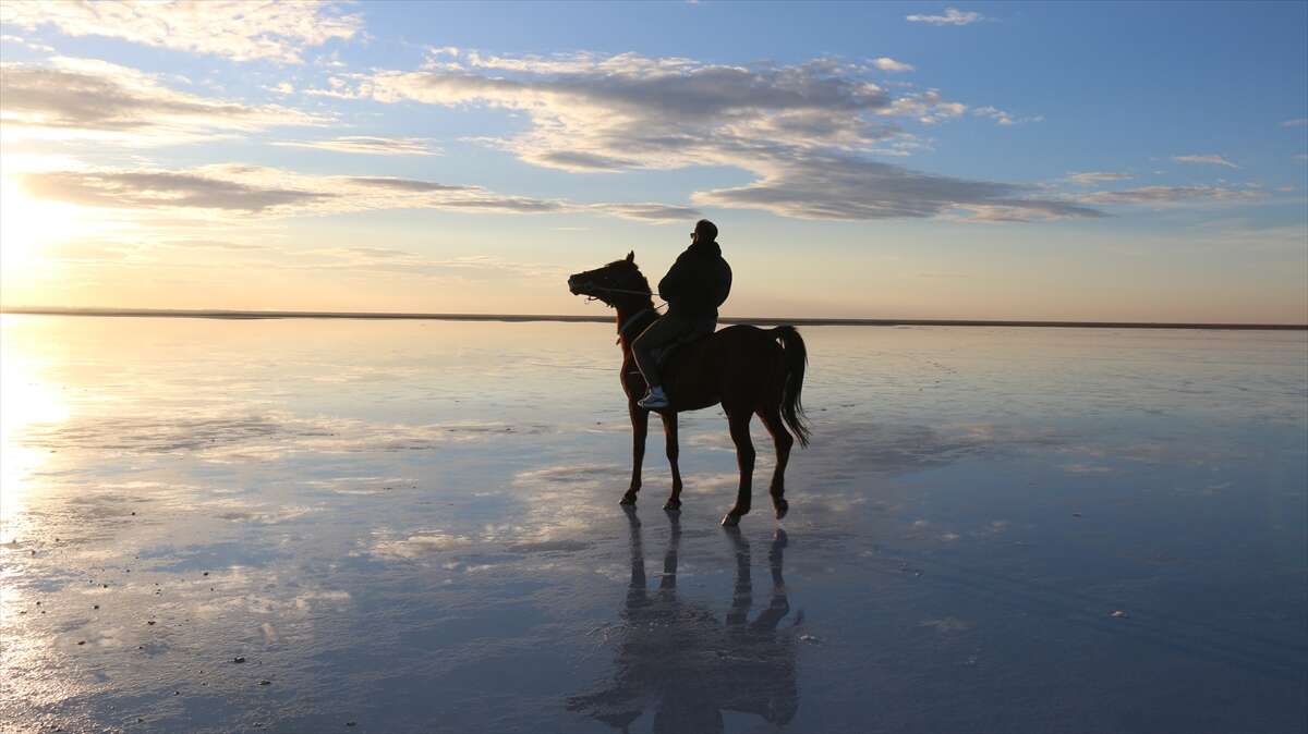 Tuz Gölü'ndeki gün batımı görsel şölen oluşturdu 7